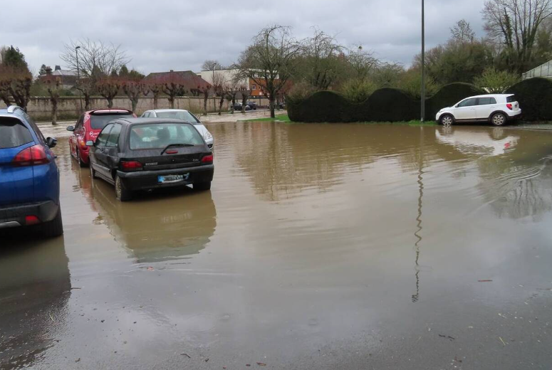 Parking inondé avec sol classique en enrobé non perméable