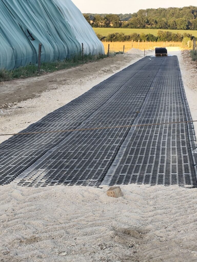 Installations des dalles pour un chemin de ferme  