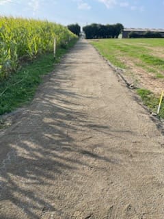 Chemin de ferme avec dalles stabilisatrices alvéolées