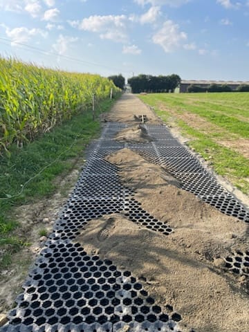 Remplissage des dalles stabilisatrices alvéolées pour un chemin de pâture