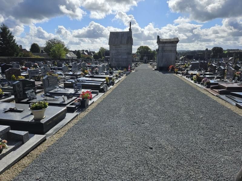 Allée d'un cimetière stabiliser avec des dalles alvéolées en PVC - Valisol