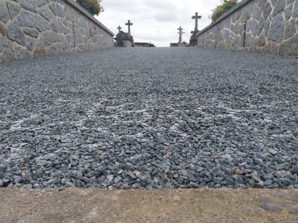 Sol d'un cimetière stabilisé avec les dalles Valisol