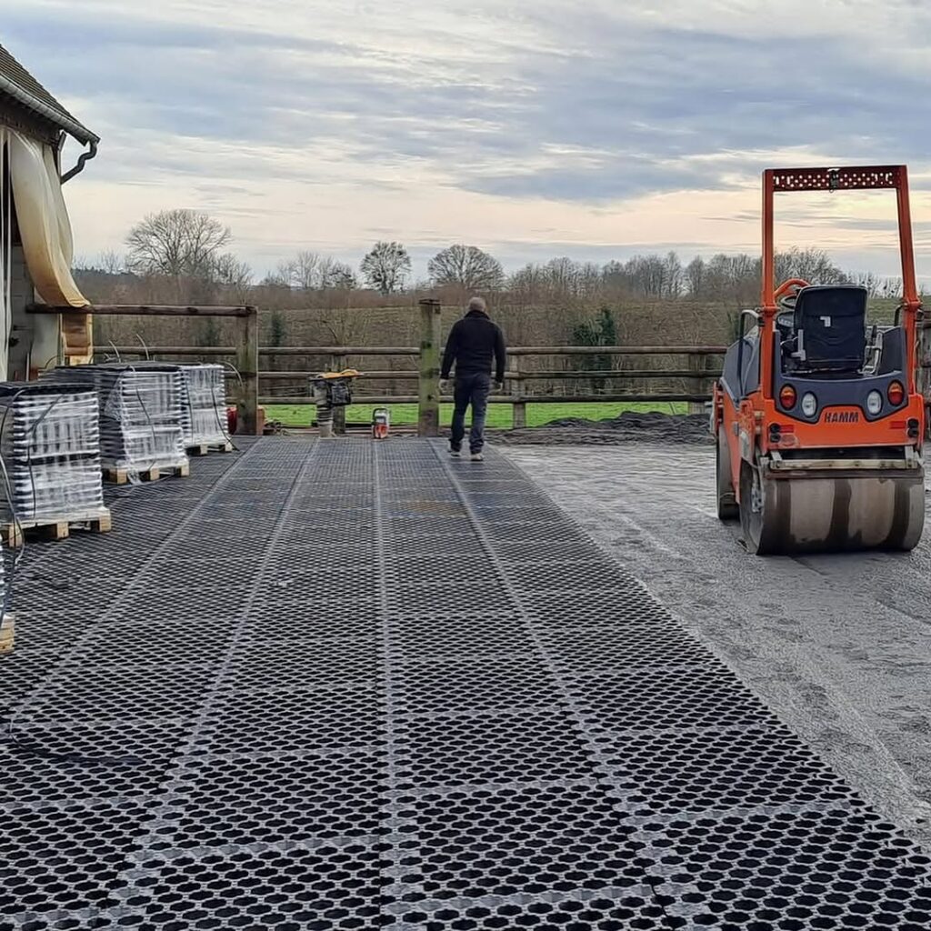 Installation dalle stabilisatrice pour sols équestre sur fond de forme drainant